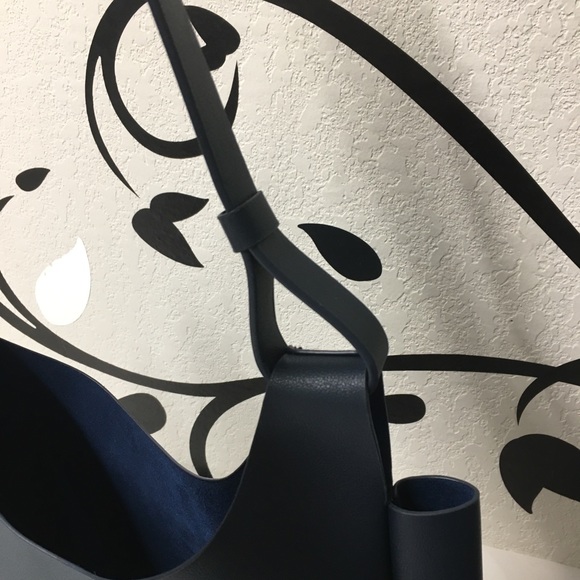 Neiman Marcus Large hobo bag blue vegan leather - Picture 10 of 16